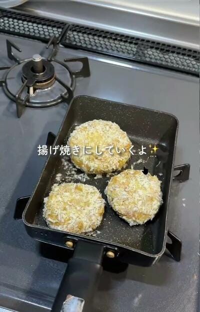 パン粉をまとわせて揚げ焼きに