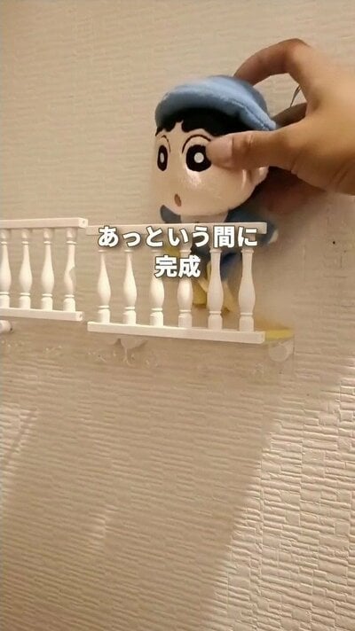 壁に取り付けたミニバルコニー風の飾り棚