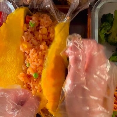 可愛くて見栄えもよし！母が娘に作るオシャレな【オムライス弁当】にコメント続々！ラップで綺麗に包むアイデアにも注目