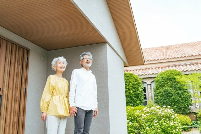 【利用者の6割が年金受給者】自宅を担保に老後生活を送る「リバースモーゲージ」という選択肢。老後資金の不安を解決する「リ・バース60」の現実と注意点