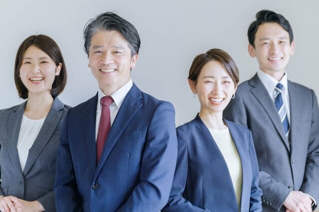 【年代別】課長と部長の割合は何パーセントか。中間管理職の平均年収はいくら？