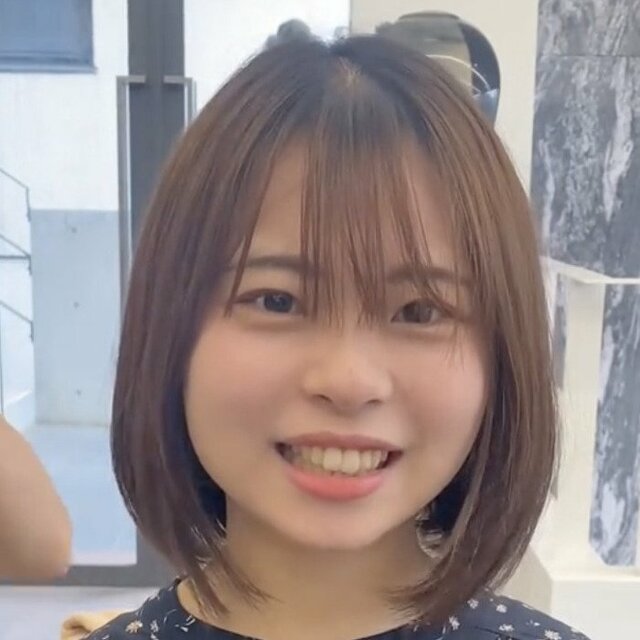 ボブの茶髪女性が…〈黒髪＆イヤリングカラー＆レイヤーショート〉で雰囲気ガラリ。「可愛い！」と笑顔に