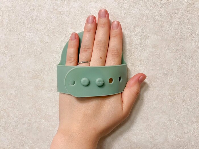 裏面は手の大きさに合わせてサイズを調整できる仕様