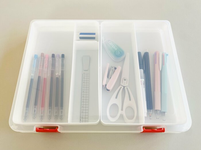 ケースのふたを閉じても、文具がよく見えます