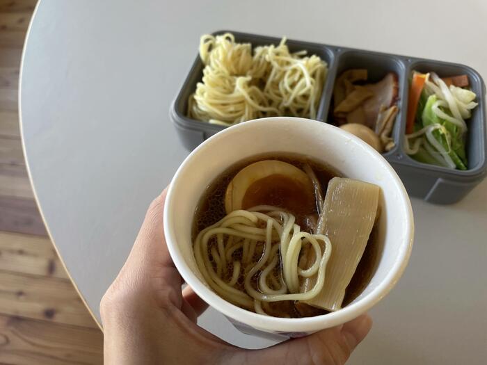 トッピングと麺を入れるスペースが分けられるので、時間が経っていても麺がベタっとしない!