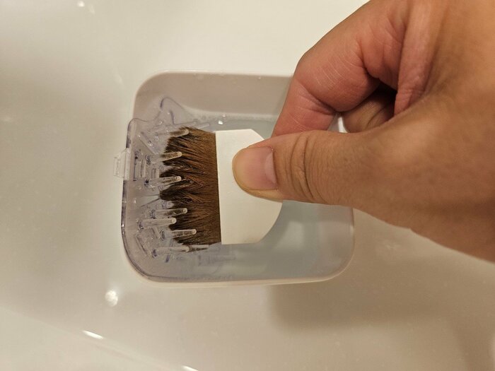 長い凹凸面を使って、毛並みの長い平ブラシを洗浄してみました