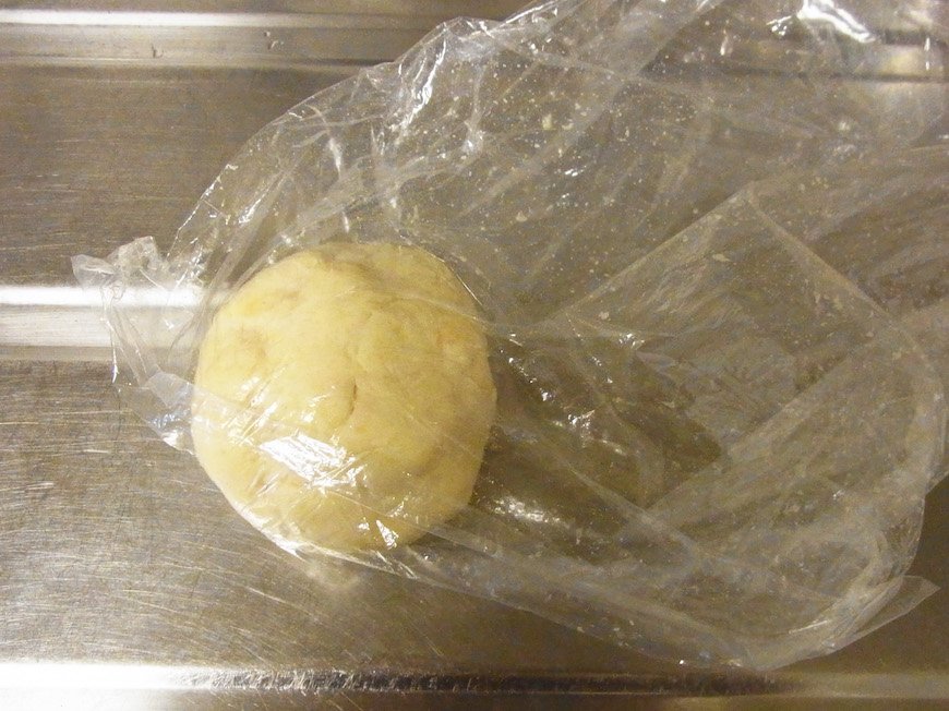 ポリ袋の外から手でよく揉んでひとまとめに丸める。