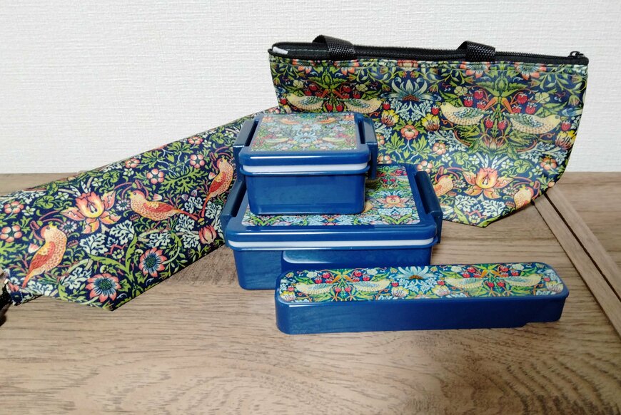 筆者撮影（セリア、ランチボックス 380ml ウィリアムモリス柄・フルーツボックス150ml ウィリアムモリス柄・ランチバッグ ウィリアムモリス柄・保温冷舟形ランチトートバッグ ウィリアムモリス柄・スプーン＆フォークセット ウィリアムモリス柄）