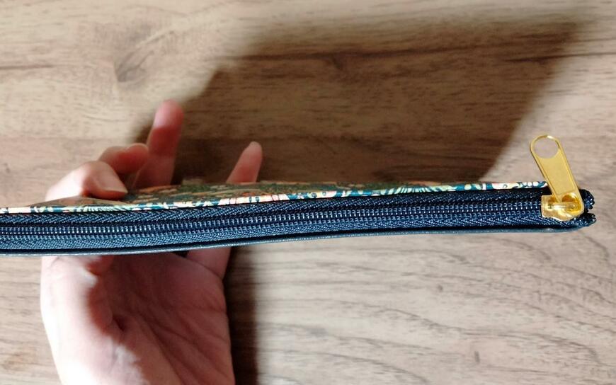 筆者撮影（セリア、フラットポーチ ウィリアム・モリスデザイン）