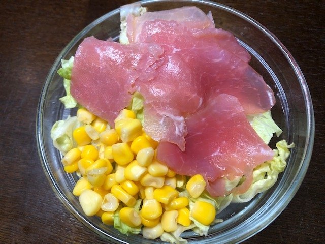 カルディ『PRO-HAM 生ハム切り落とし』サラダにピッタリ（筆者撮影）