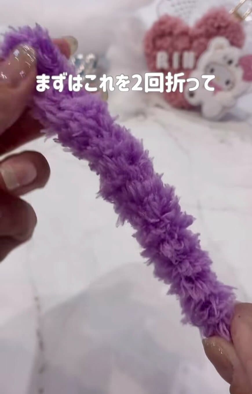 【100均DIY】ふわもこ感が可愛い！ダイソーのもこもこモールで作る「ふわふわネームチャーム」