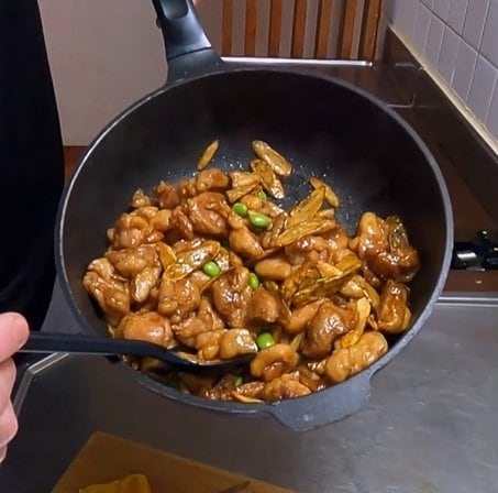 父が家族に作る「チキンチキンごぼう弁当」　美しい茶色弁当がたまらない…