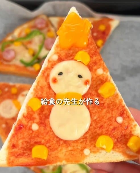 【食パン3枚でOK】子供と作れる「クリスマスピザ」が簡単で可愛すぎ！食パン3枚で完成！