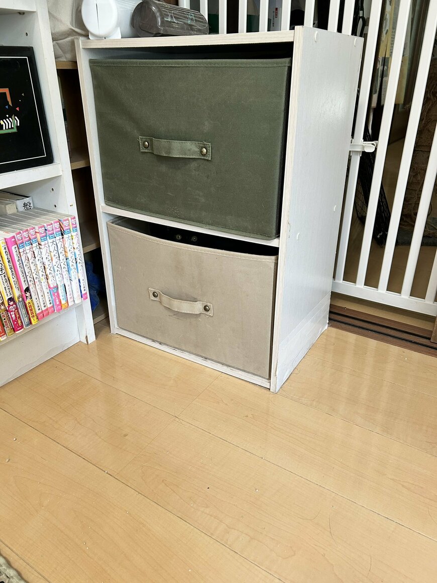 「ナニかが…いる…」引き出しの中から覗いていた黒猫 ひっそり送られた「視線」が可愛い