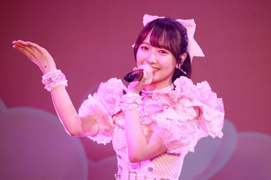 ピンク衣装でパフォーマンスするSTU48石田千穂