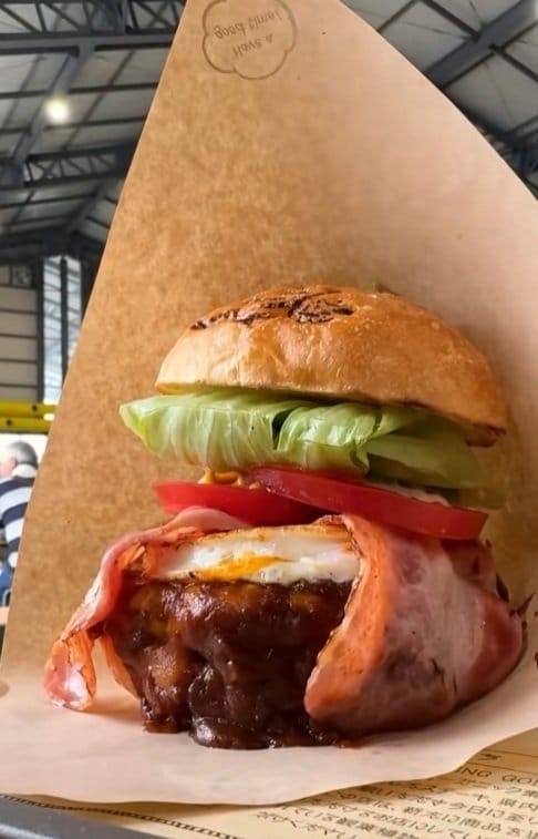 「キングゴットバーガー」は上下につぶしてから食べます