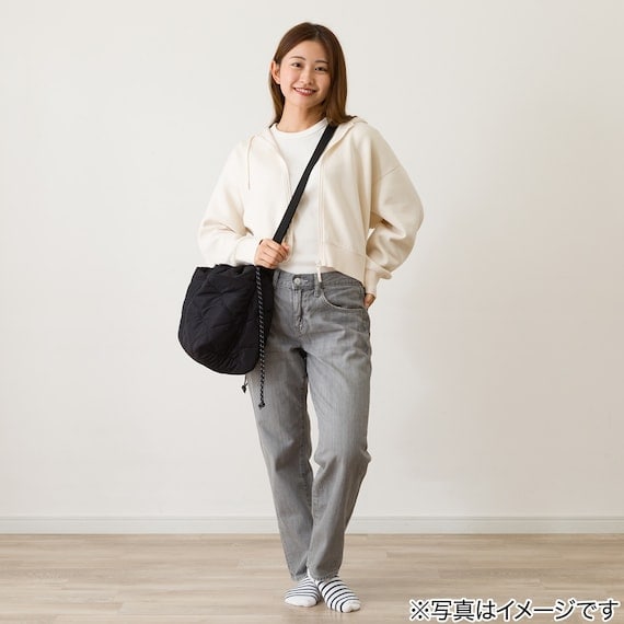 ストラップを使って斜め掛けしたキルトトートバッグ