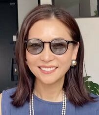 【60歳マダム】〈ブルーのセットアップ〉をおしゃれに着こなす！上品で洗練された美しいコーデに「素敵すぎる」「可愛い」の声