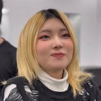 【大変身】会社で金髪以外NGの女性が「ウルフカット」で大胆イメチェン！外ハネが可愛いアフターが話題