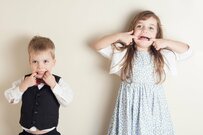 「冷蔵庫を勝手に開ける…」子どもの友達に注意できる？子どものマナー問題と対処法