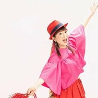 【69歳マダム】 60代最後のファッション撮影で見せた「カラフルコーデ」が素敵！華やかな2つの着こなし