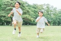 【児童扶養手当】月4万8050円、奇数月（1・3・5・7・9・11月）に支給！「児童手当」との違い＆両方とも受け取れるか解説
