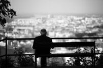 高齢者の単独世帯増加が加速する日本、どんな影響があるのか？