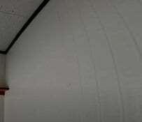 【空き家平屋DIY】くすんだ脱衣所の壁を清潔感あふれる真っ白な壁に大変身！「とてもきれい」と話題