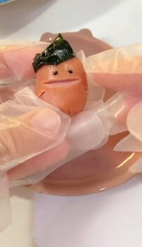 高校生息子に作るとても愛らしい「ワカメソーセー人入り」の胡麻味噌チキンカツ弁当が美味しそう！