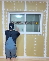 「白い小物と合わせたい！」築6年戸建の〈石膏ボードの壁〉→可愛い〈ピンクのアクセントクロス〉に大変身！家族からも好評の出来栄えに