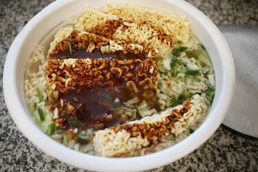 正気か？】異次元サイズの巨大カップ麺『ペヤング幸楽苑ペタマックス