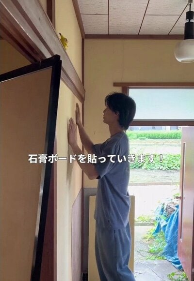 石膏ボードを貼っていく玄関の壁