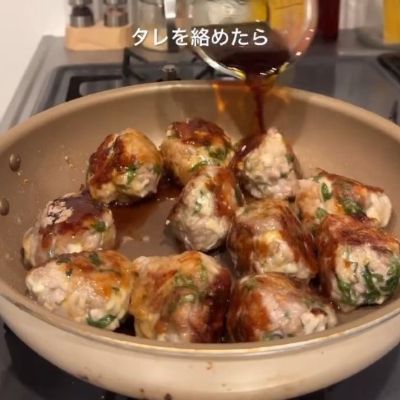 節約上手な28歳会社員女性が作る「⁡豚こまの大葉チーズボール」入りの冷凍弁当が1食約180円で完成！レンチンで作るピーマンの副菜も美味しそう