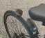 自転車で帰ろうとした男性を足止めした「小さな存在」　タイヤに止まるヒナらしき鳥に「かわいい」「近くに親がいる」