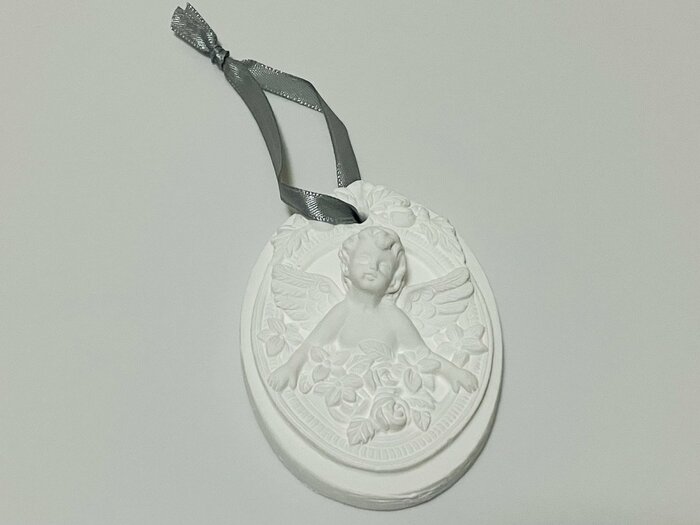 サイズは、成人女性が手のひらで包めるほどの85×60×27mm