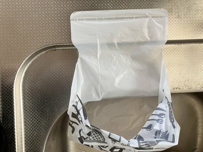 流しにゴミ袋が広がるように位置を考えて貼り付けました