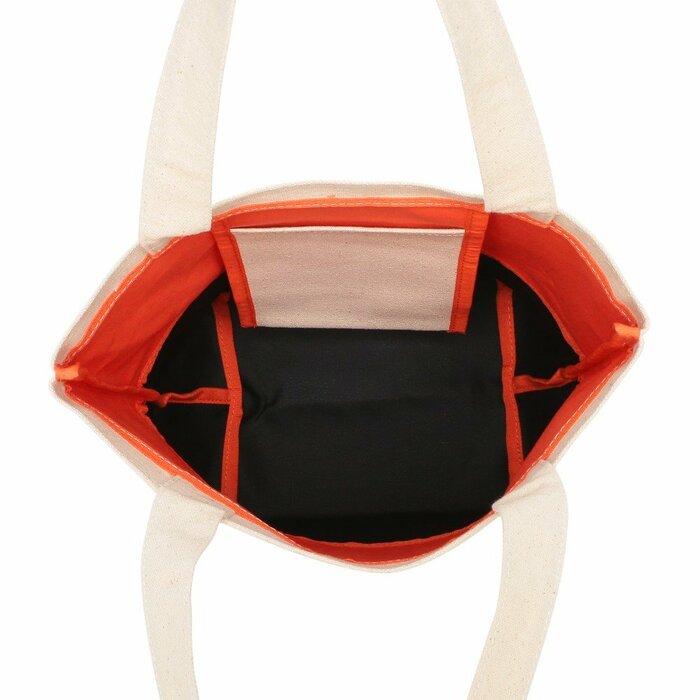 バッグの内側はオレンジ色でアクセントに