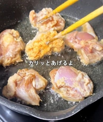 【お弁当術】同棲中の彼女が彼氏へ作る〈油淋鶏弁当〉。お肉にしっかりとタレを絡めて照りを出し、ご飯が進む味付けと食べ応えで日々の満足感を高める献立の工夫