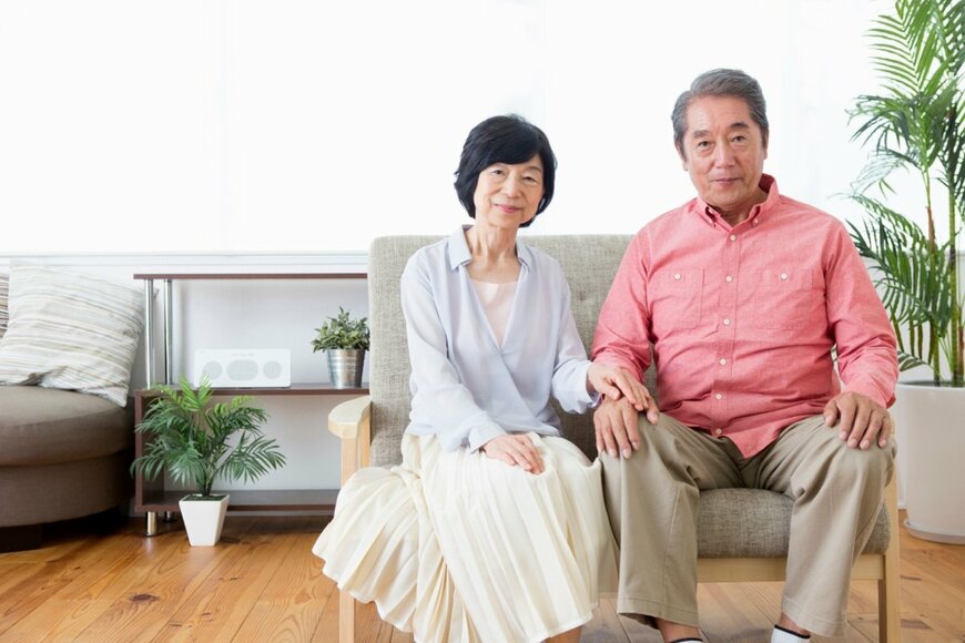 【65歳以上の無職夫婦】1か月の生活費はどれくらい？リタイア後の世帯の「平均貯蓄額と年金額」を徹底解説