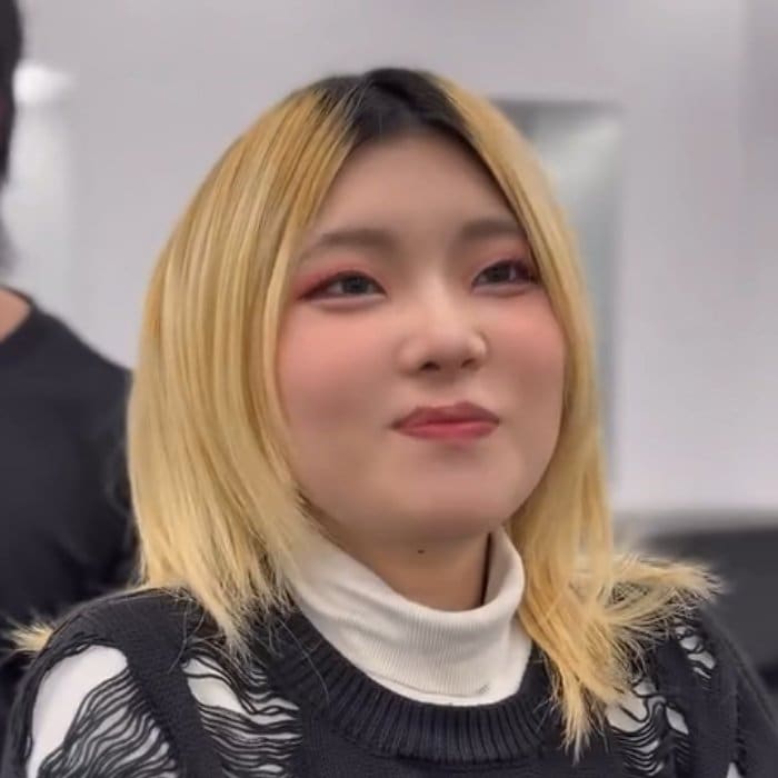 【大変身】会社で金髪以外NGの女性が「ウルフカット」で大胆イメチェン！外ハネが可愛いアフターが話題