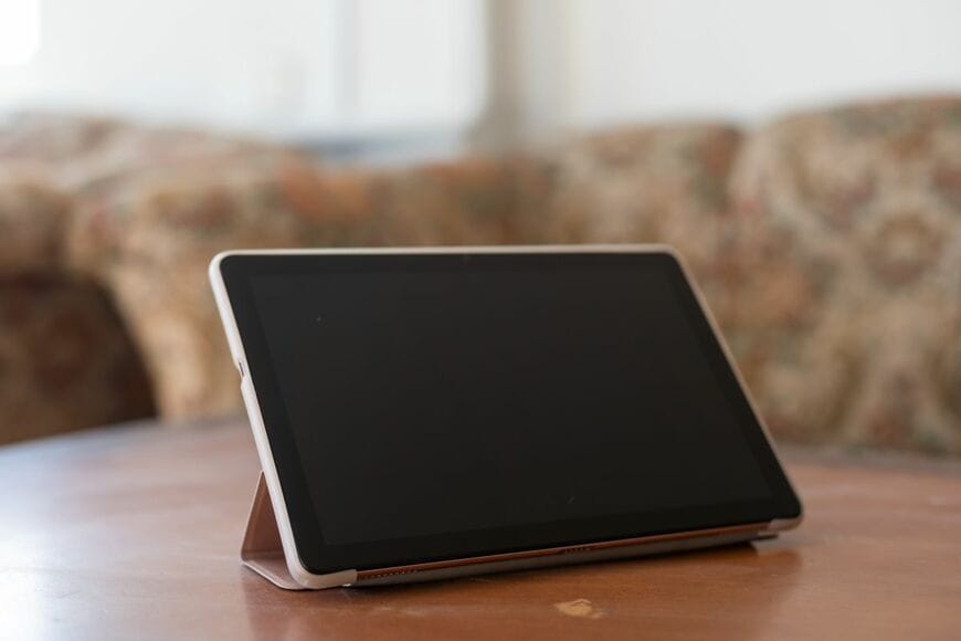 新宿のガストに忘れた「iPad」　慌てて取りに戻った時の「馴染みすぎ」な光景に思わず笑ってしまう
