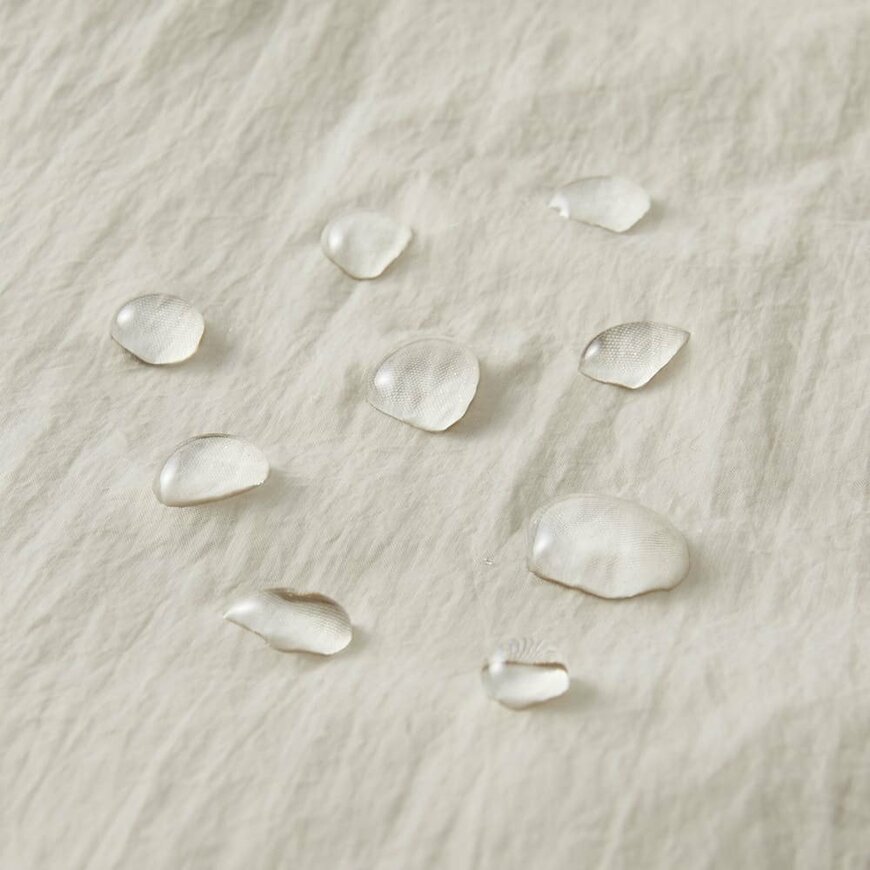 水をはじく高撥水加工とUVカット機能付きです