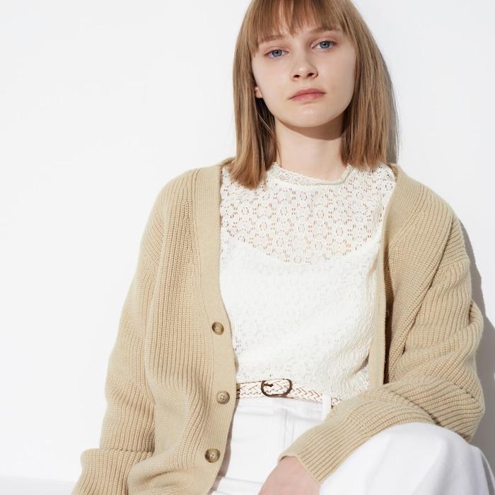 1枚でカジュアルにもきれい目コーデにも使いやすいです／出所：ユニクロ公式 レースブラウス（長袖）