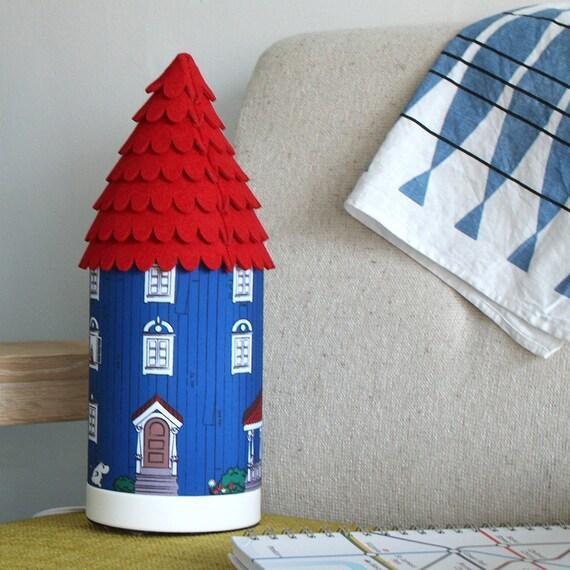 出所：ニトリ公式通販ニトリネット ムーミンハウス テーブルランプ(レッド)