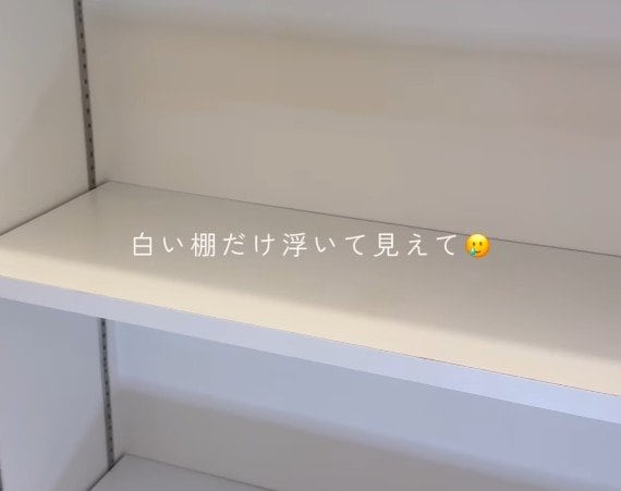 【洗面所棚DIY】どうしても浮いて見えてしまう白い棚　リメイクシートで「木目調のおしゃれな棚」に大変身