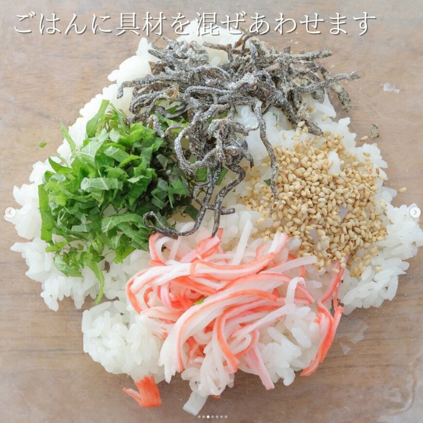 【塩こんぶとカニカマのおにぎり】定番の「塩こんぶ」にカニカマと大葉をプラス！香りもいい「塩こんぶとカニカマと大葉のおにぎり」が気になる