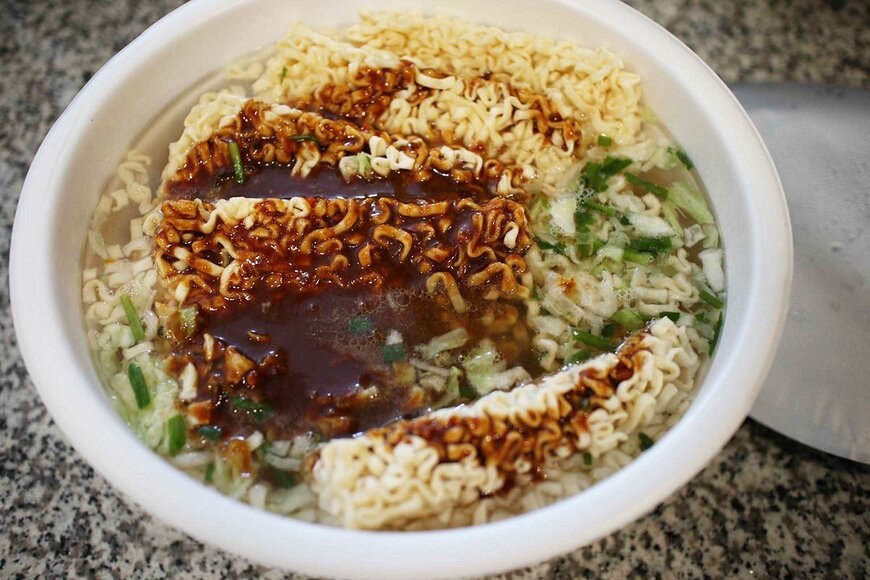 上からドバドバと味噌をかけていきます