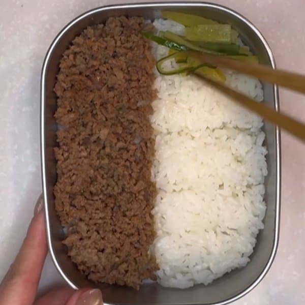 母が「高校生の娘」のために作る【ビビンバ弁当】彩り豊かで美しい！ヘラで作った綺麗な配置にうっとり
