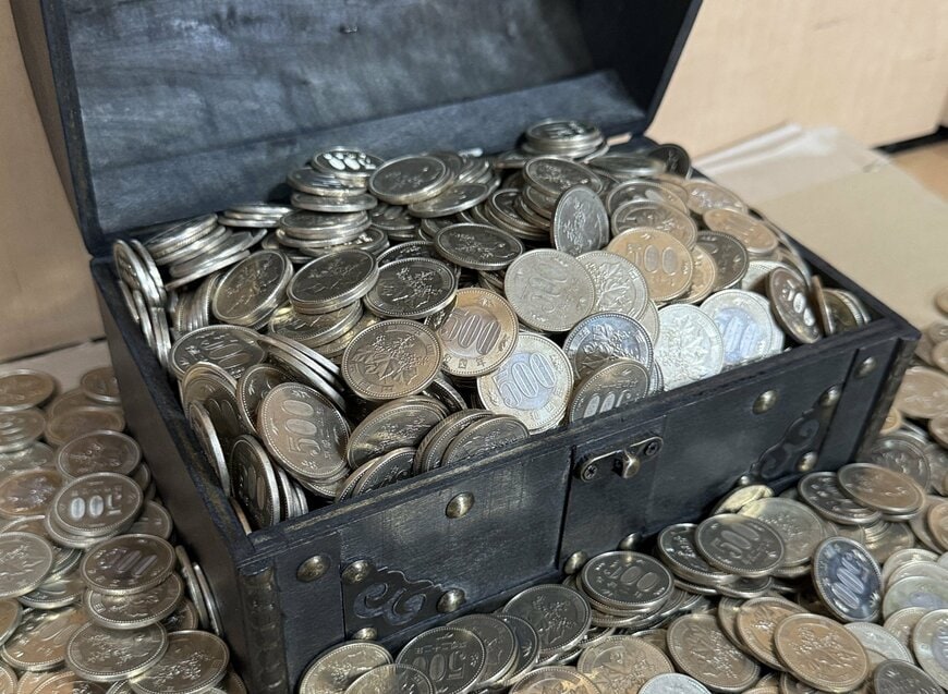 海賊の財宝のようにあふれる500円玉を思わず二度見　まさかの貯金総額に「すごすぎる！」と驚きの声