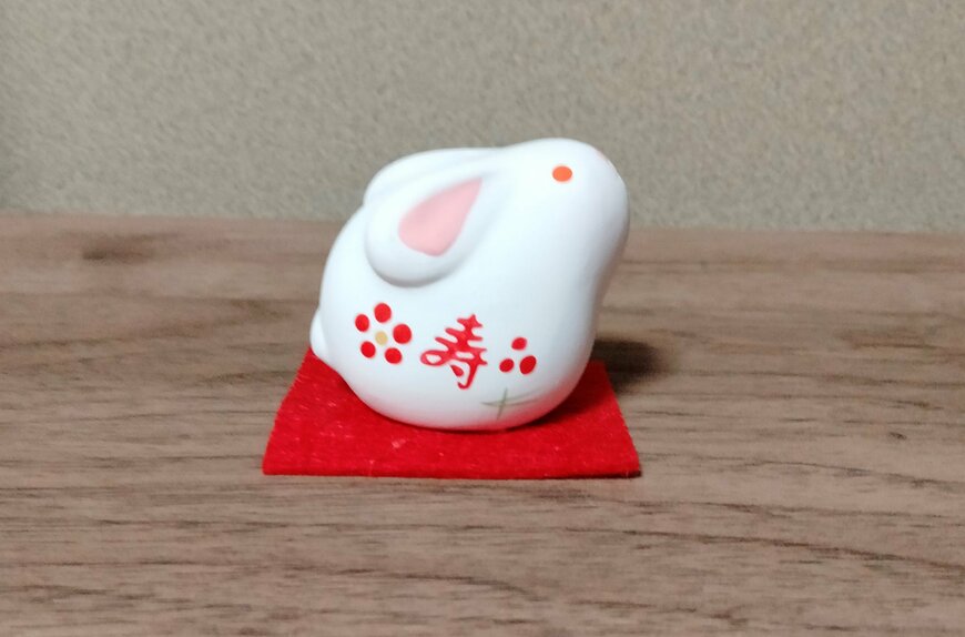 筆者撮影（ダイソー、置物（卯、座り、赤目））